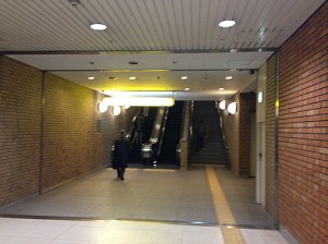 ファミリーマートを過ぎて右に曲がると、エスカレーターがあります。